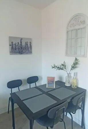 Zentrale Und Hochwertige 2-zimmer-wohnung Apartment Neustadt in Holstein