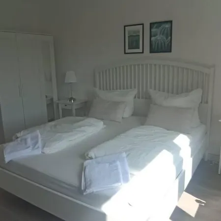 Apartment Zentrale Und Hochwertige 2-zimmer-wohnung *